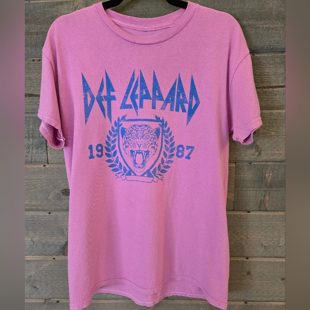 Def Leppard Laurel Graphic Band T-Shirt - Pink, Size Small